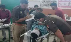 वृंदावन दर्शन के लिए जा रहे श्रद्धालुओं का ट्रेवलर ट्रक में घुसा वृंदावन दर्शन के लिए जा रहे श्रद्धालुओं का ट्रेवलर ट्रक में घुसा