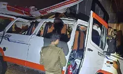 मथुरा से मुंडन कराकर लौट रही टूरिस्ट ट्रैवलर खड़े डंपर से टकराई मथुरा से मुंडन कराकर लौट रही टूरिस्ट ट्रैवलर खड़े डंपर से टकराई