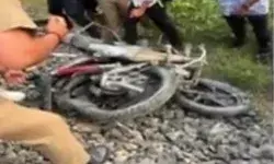 वंदे भारत एक्सप्रेस ट्रेन हादसे का शिकार होने से बची- लोको पायलट ने... वंदे भारत एक्सप्रेस ट्रेन हादसे का शिकार होने से बची- लोको पायलट ने...