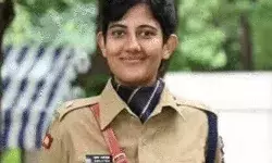 MLA के साथ टकराव- आधी रात सामान समेटकर मां के साथ रवाना हो गई SP MLA के साथ टकराव- आधी रात सामान समेटकर मां के साथ रवाना हो गई SP