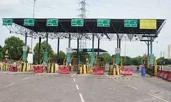 मिला तोहफा- टोल फ्री हुई गाड़ियां- केवल माल लदे वाहनों से लिया जाएगा.. मिला तोहफा- टोल फ्री हुई गाड़ियां- केवल माल लदे वाहनों से लिया जाएगा..