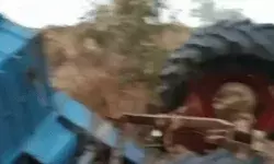 नदी के पुल से उतरते समय धान लदी ट्रैक्टर ट्रॉली पलटने से किसान की मौत नदी के पुल से उतरते समय धान लदी ट्रैक्टर ट्रॉली पलटने से किसान की मौत