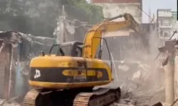 बुलडोजर एक्शन जारी- निर्माणाधीन अवैध कंपलेक्स किया ध्वस्त बुलडोजर एक्शन जारी- निर्माणाधीन अवैध कंपलेक्स किया ध्वस्त