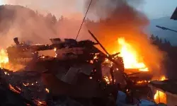 गांव में लगी आग- धूं धूं कर जलने लगे कई घर- लपटे देख हाहाकार गांव में लगी आग- धूं धूं कर जलने लगे कई घर- लपटे देख हाहाकार