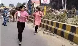 UPPSC के बाहर प्रदर्शन- स्टूडेंट पर पड़े पुलिस के लठ- मची भगदड़ UPPSC के बाहर प्रदर्शन- स्टूडेंट पर पड़े पुलिस के लठ- मची भगदड़