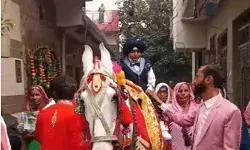 स्कूल का पहला दिन- बैंड बाजे के साथ बेटे को घोड़ी पर बैठाकर ले गया पिता स्कूल का पहला दिन- बैंड बाजे के साथ बेटे को घोड़ी पर बैठाकर ले गया पिता