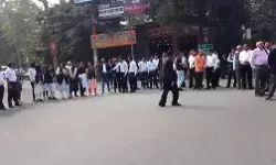 वकीलों पर लाठीचार्ज का विरोध- अधिवक्ताओं ने किया चक्का जाम वकीलों पर लाठीचार्ज का विरोध- अधिवक्ताओं ने किया चक्का जाम