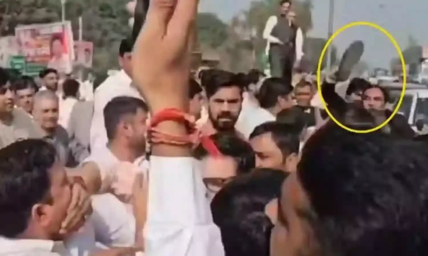 लाठी चार्ज के विरोध में वकीलों के हाईवे जाम में अधिवक्ताओं में चले जूते