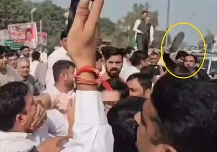 लाठी चार्ज के विरोध में वकीलों के हाईवे जाम में अधिवक्ताओं में चले जूते