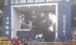 लाठियां खाने के बावजूद छात्रों का आयोग के बाहर डेरा- धरना जारी