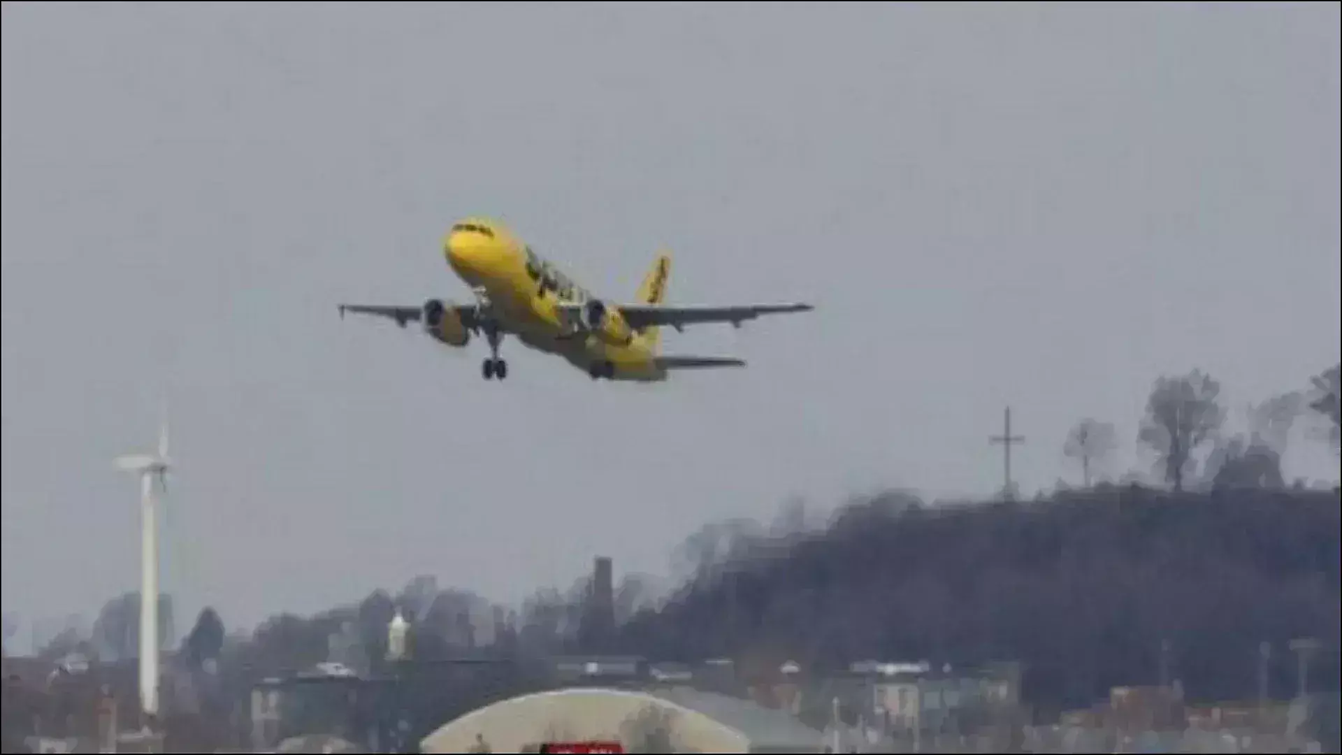 स्पिरिट एयरलाइंस के विमान पर गोलीबारी- व्यक्ति हुआ घायल स्पिरिट एयरलाइंस के विमान पर गोलीबारी- व्यक्ति हुआ घायल