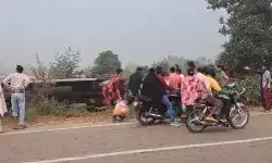 यात्रियों को लेकर जा रही बस अनियंत्रित होकर गड्ढे में पलटी- मौके पर... यात्रियों को लेकर जा रही बस अनियंत्रित होकर गड्ढे में पलटी- मौके पर...