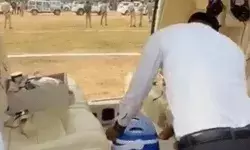 एयरपोर्ट पर पूर्व मुख्यमंत्री की जांच- चुनाव आयोग ने ली बैग की तलाशी एयरपोर्ट पर पूर्व मुख्यमंत्री की जांच- चुनाव आयोग ने ली बैग की तलाशी