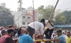 UPPSC दफ्तर के सामने स्टूडेंट का हंगामा- बेरिकेंडिग पर चढे छात्र