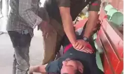 ट्रेन से उतरकर बेंच पर बैठा युवक देखते ही देखते गया लुढ़क और फिर... ट्रेन से उतरकर बेंच पर बैठा युवक देखते ही देखते गया लुढ़क और फिर...