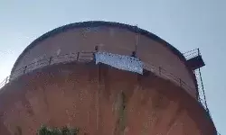 परीक्षा रद्द करने को टंकी पर 48 घंटे से चढ़े युवको से मिलने पहुंचे मंत्री परीक्षा रद्द करने को टंकी पर 48 घंटे से चढ़े युवको से मिलने पहुंचे मंत्री