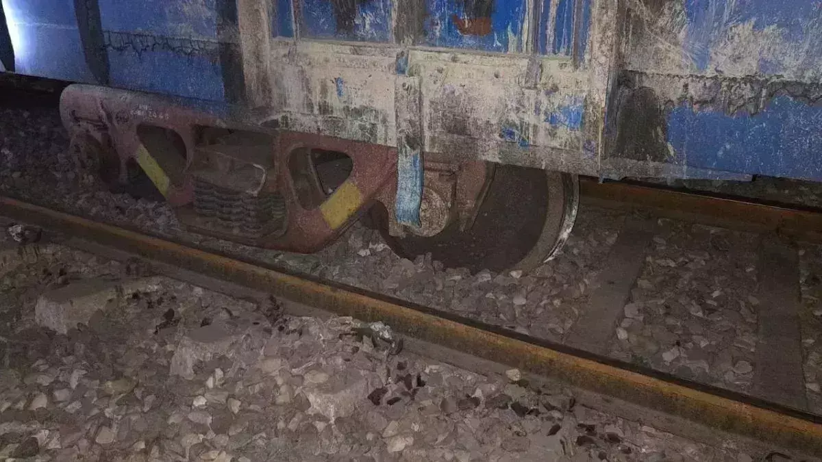 लोहे की कॉइल ले जा रही मालगाड़ी पटरी से उतरी, रेल सेवाएं बाधित लोहे की कॉइल ले जा रही मालगाड़ी पटरी से उतरी, रेल सेवाएं बाधित