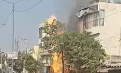 PNG पाइप लाइन में ब्लास्ट तीन झुलसे, एक की मौत- 6 दुकानें एवं जेसीबी.. PNG पाइप लाइन में ब्लास्ट तीन झुलसे, एक की मौत- 6 दुकानें एवं जेसीबी..