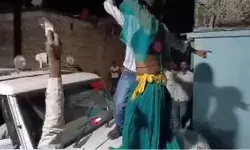 SDM की गाड़ी पर बार बाला संग ठुमके- मैडम बैठ बोलेरो में, मैं तेरी.... SDM की गाड़ी पर बार बाला संग ठुमके- मैडम बैठ बोलेरो में, मैं तेरी....