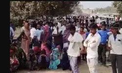 फर्जी मतदान को लेकर मतदाताओं ने घेरा थाना- किया चक्का जाम फर्जी मतदान को लेकर मतदाताओं ने घेरा थाना- किया चक्का जाम