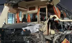 खड़े ट्रेलर में घुसी बारातियों से भरी बस के उड़े परखच्चे- तीन की मौत खड़े ट्रेलर में घुसी बारातियों से भरी बस के उड़े परखच्चे- तीन की मौत