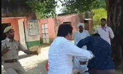 विधानसभा उपचुनाव- निर्दलीय प्रत्याशी ने एसडीएम को जड़ा थप्पड़ विधानसभा उपचुनाव- निर्दलीय प्रत्याशी ने एसडीएम को जड़ा थप्पड़