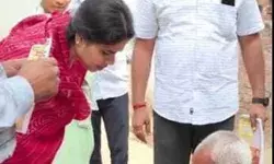 समाजवादी पार्टी की विधायक कर रही भाजपा का प्रचार- मांग रही घर घर वोट