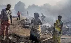 कूडे में लगी आग ने मचाया तांडव- झुग्गी झोपड़ी जलाकर कर दी राख कूडे में लगी आग ने मचाया तांडव- झुग्गी झोपड़ी जलाकर कर दी राख