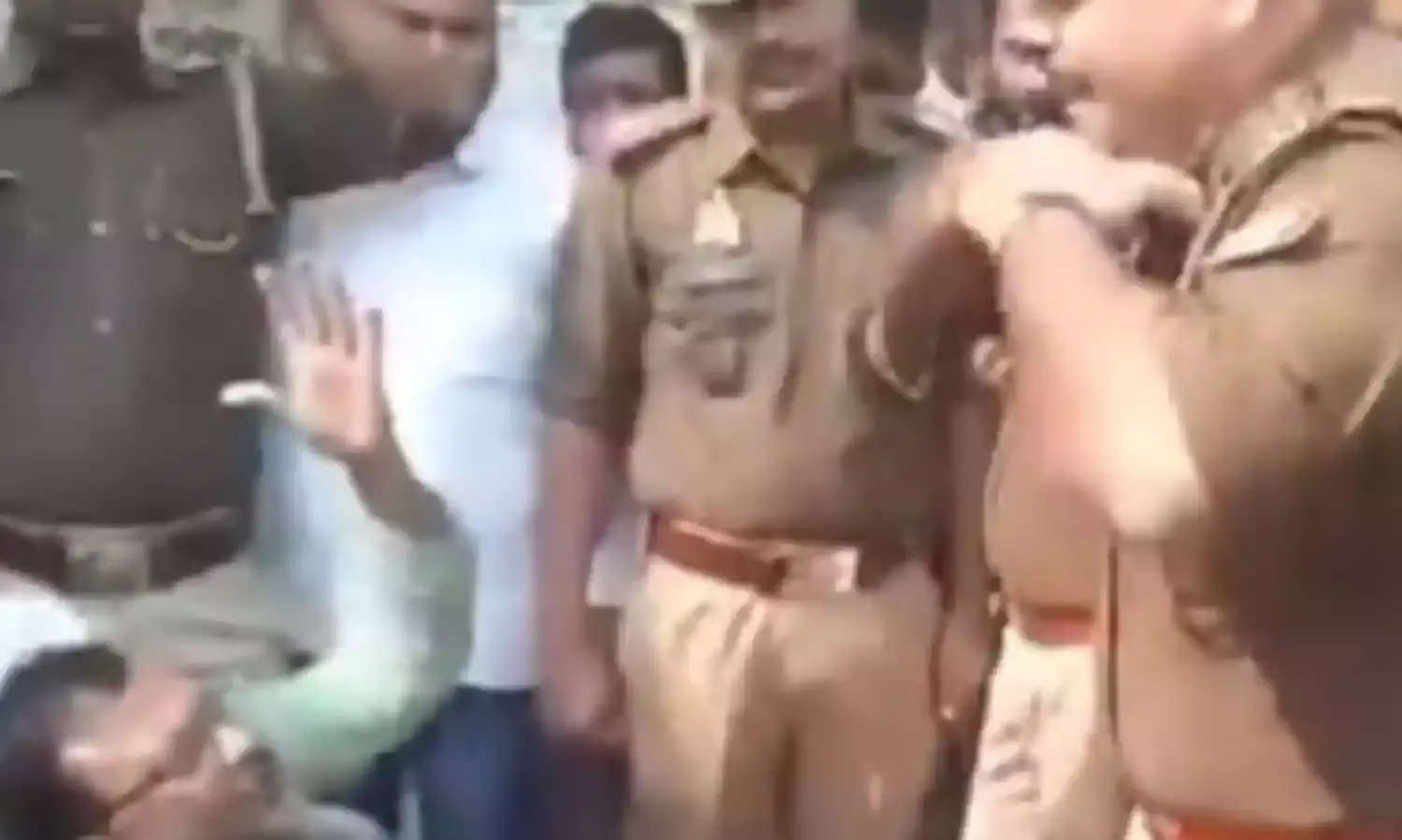 कोतवाल साहब ने खोया आपा- कांग्रेसियों से बहस में फाड़ दी खुद वर्दी