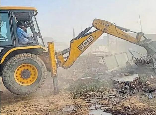 एक्शन पर गहमागहमी के बीच दिल्ली NCR में गरजा बुलडोजर- फार्म हाउस.... एक्शन पर गहमागहमी के बीच दिल्ली NCR में गरजा बुलडोजर- फार्म हाउस....