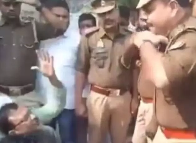कोतवाल साहब ने खोया आपा- कांग्रेसियों से बहस में फाड़ दी खुद वर्दी कोतवाल साहब ने खोया आपा- कांग्रेसियों से बहस में फाड़ दी खुद वर्दी