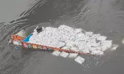 पुल तोड़कर गिरा ट्रक नदी के भीतर समाया- चालक क्लीनर के डूबने.. पुल तोड़कर गिरा ट्रक नदी के भीतर समाया- चालक क्लीनर के डूबने..