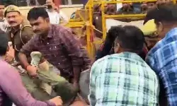 छात्र आंदोलन- पुलिस ने छात्रों को जबरन उठाया- स्टूडेंट के साथ झड़प छात्र आंदोलन- पुलिस ने छात्रों को जबरन उठाया- स्टूडेंट के साथ झड़प