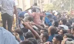 जबरन हटाने पर बवाल- बेकाबू छात्रों ने तोड़ी बेरिकेडिंग- अब बैकफुट.... जबरन हटाने पर बवाल- बेकाबू छात्रों ने तोड़ी बेरिकेडिंग- अब बैकफुट....