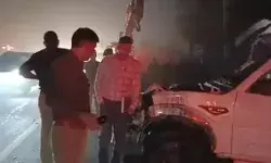 हाईवे पर बारातियों से भरी स्कॉर्पियो पलटी- गई चार की जान- चार गंभीर हाईवे पर बारातियों से भरी स्कॉर्पियो पलटी- गई चार की जान- चार गंभीर