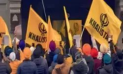 जस्टिन ट्रूडो की करनी का फल- बोले खालिस्तानी कनाडा हमारा- गौरों... जस्टिन ट्रूडो की करनी का फल- बोले खालिस्तानी कनाडा हमारा- गौरों...