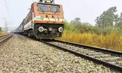 ट्रेन पलटाने की साजिश- पेंड्रोल क्लिप खोलकर ट्रैक पर रखें- मचा हड़कंप ट्रेन पलटाने की साजिश- पेंड्रोल क्लिप खोलकर ट्रैक पर रखें- मचा हड़कंप