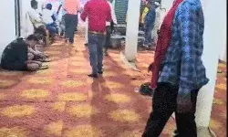 बीजेपी सांसद की दावत में महासंग्राम- रोटी व बोटी के लिए फटाफट सिर व... बीजेपी सांसद की दावत में महासंग्राम- रोटी व बोटी के लिए फटाफट सिर व...