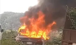 रिपेयरिंग के लिए बगीचे में खड़ी कार में लगी आग- धूं धूं करके हुई खाक रिपेयरिंग के लिए बगीचे में खड़ी कार में लगी आग- धूं धूं करके हुई खाक