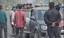 टक्कर होने के बाद ई रिक्शा व टेंपो ड्राइवर में महासंग्राम- चले लाठी...