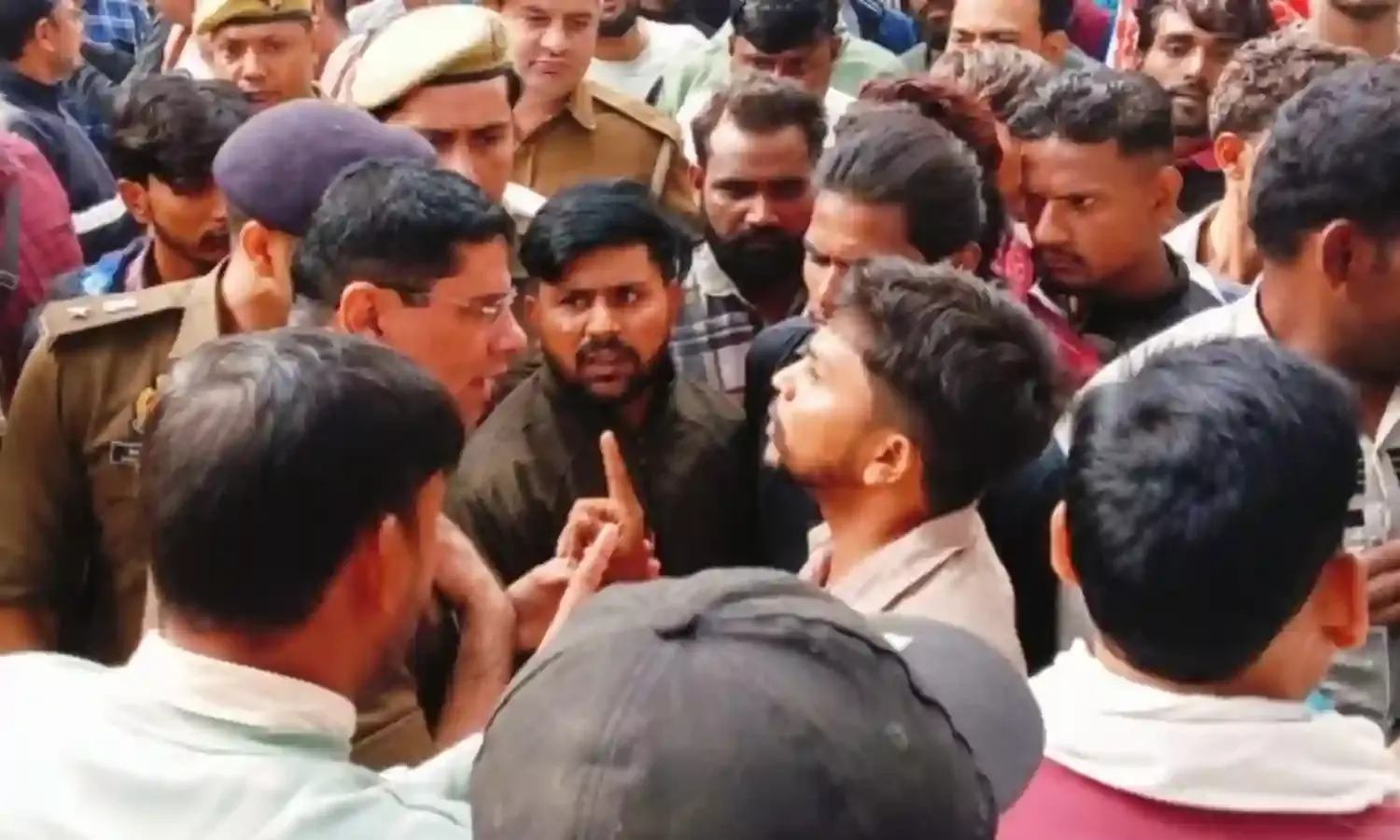 रास्ते को लेकर बवाल-खूनी संघर्ष में हुआ पथराव- चली गोलियां