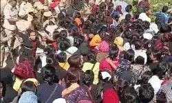 एनकाउंटर में मारे गए उग्रवादियों के शवों के लिए प्रदर्शन- पुलिस का.... एनकाउंटर में मारे गए उग्रवादियों के शवों के लिए प्रदर्शन- पुलिस का....