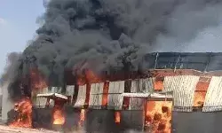 सैनिटरी नैपकिंस फैक्ट्री में आग- बुझने के बाद भी उठ रहा है धुआं सैनिटरी नैपकिंस फैक्ट्री में आग- बुझने के बाद भी उठ रहा है धुआं