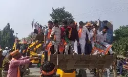 CM योगी की सभा में बुलडोजर का जलवा- जेसीबी पर बैठकर पहुंचे कार्यकर्ता CM योगी की सभा में बुलडोजर का जलवा- जेसीबी पर बैठकर पहुंचे कार्यकर्ता