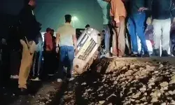 क्षतिग्रस्त पुलिया से गिरी कार नीचे पलटी - मची चीख पुकार