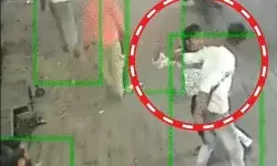 14 वर्षीय किशोर पर सरेआम धारदार हथियार से हमला- CCTV में कैद 14 वर्षीय किशोर पर सरेआम धारदार हथियार से हमला- CCTV में कैद