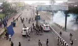 हिंसा का नंगा नाच- उपद्रवियों ने भाजपा के चार विधायकों के जलाए घर हिंसा का नंगा नाच- उपद्रवियों ने भाजपा के चार विधायकों के जलाए घर