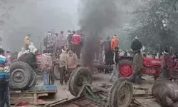 तेज रफ्तार ट्रक ने पीछे से भैंसा बोगी में मारी टक्कर- युवक व भैंसे.... तेज रफ्तार ट्रक ने पीछे से भैंसा बोगी में मारी टक्कर- युवक व भैंसे....