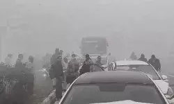 कोहरे का कहर- ब्रेक लगाते ही हाईवे पर भिड़े पांच वाहन- हुए क्षतिग्रस्त कोहरे का कहर- ब्रेक लगाते ही हाईवे पर भिड़े पांच वाहन- हुए क्षतिग्रस्त