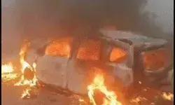 हाईवे पर गाड़ियों में घमासान- आपस में भिड़ी आठ गाड़ियां- एक में लगी आग हाईवे पर गाड़ियों में घमासान- आपस में भिड़ी आठ गाड़ियां- एक में लगी आग